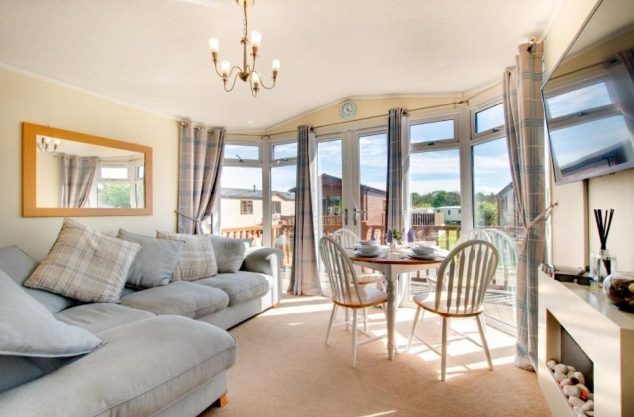 Stunning 3-Bed Hot Tub Lodge Northumberland Felton  Exterior photo