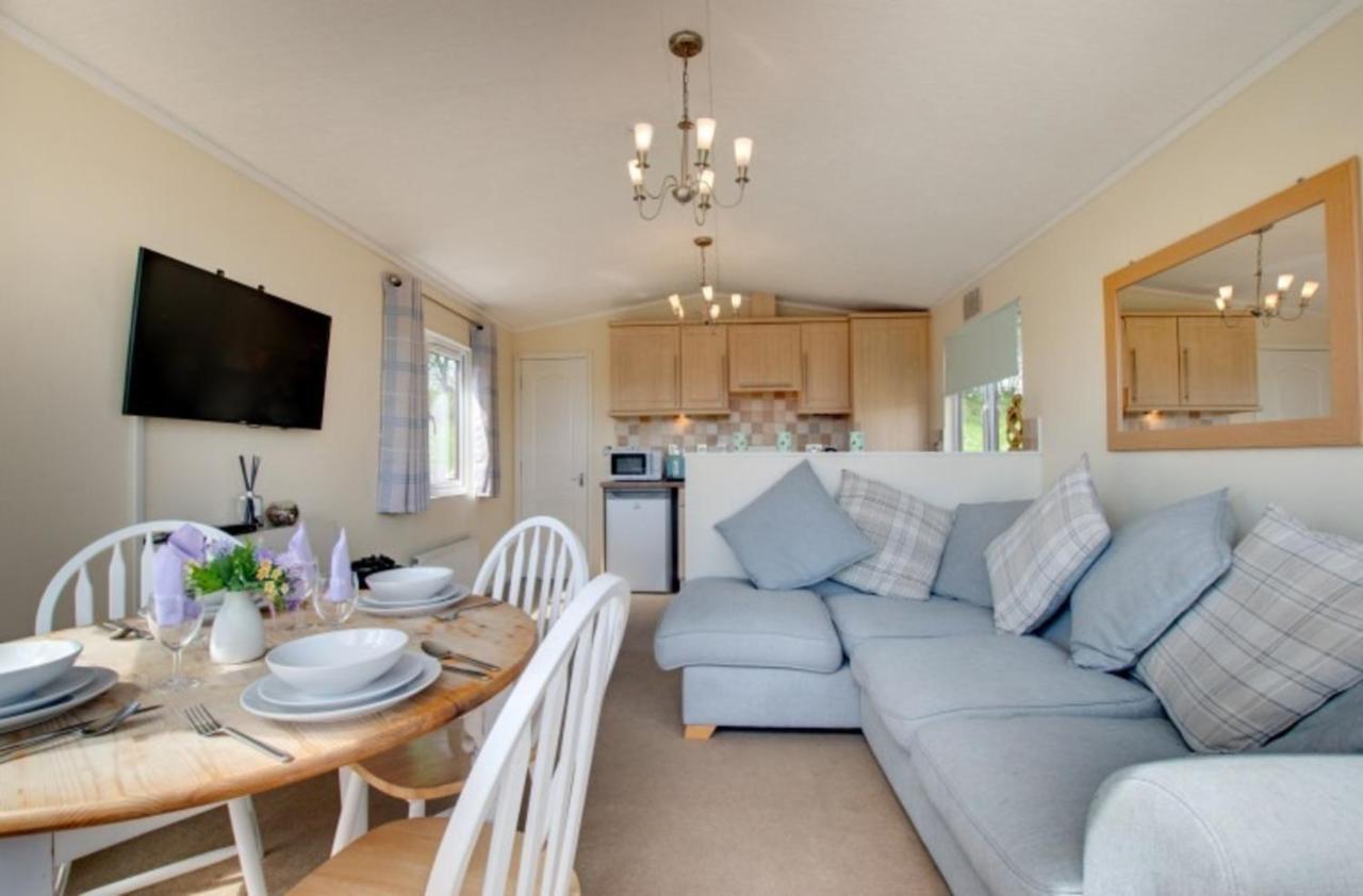 Stunning 3-Bed Hot Tub Lodge Northumberland Felton  Exterior photo
